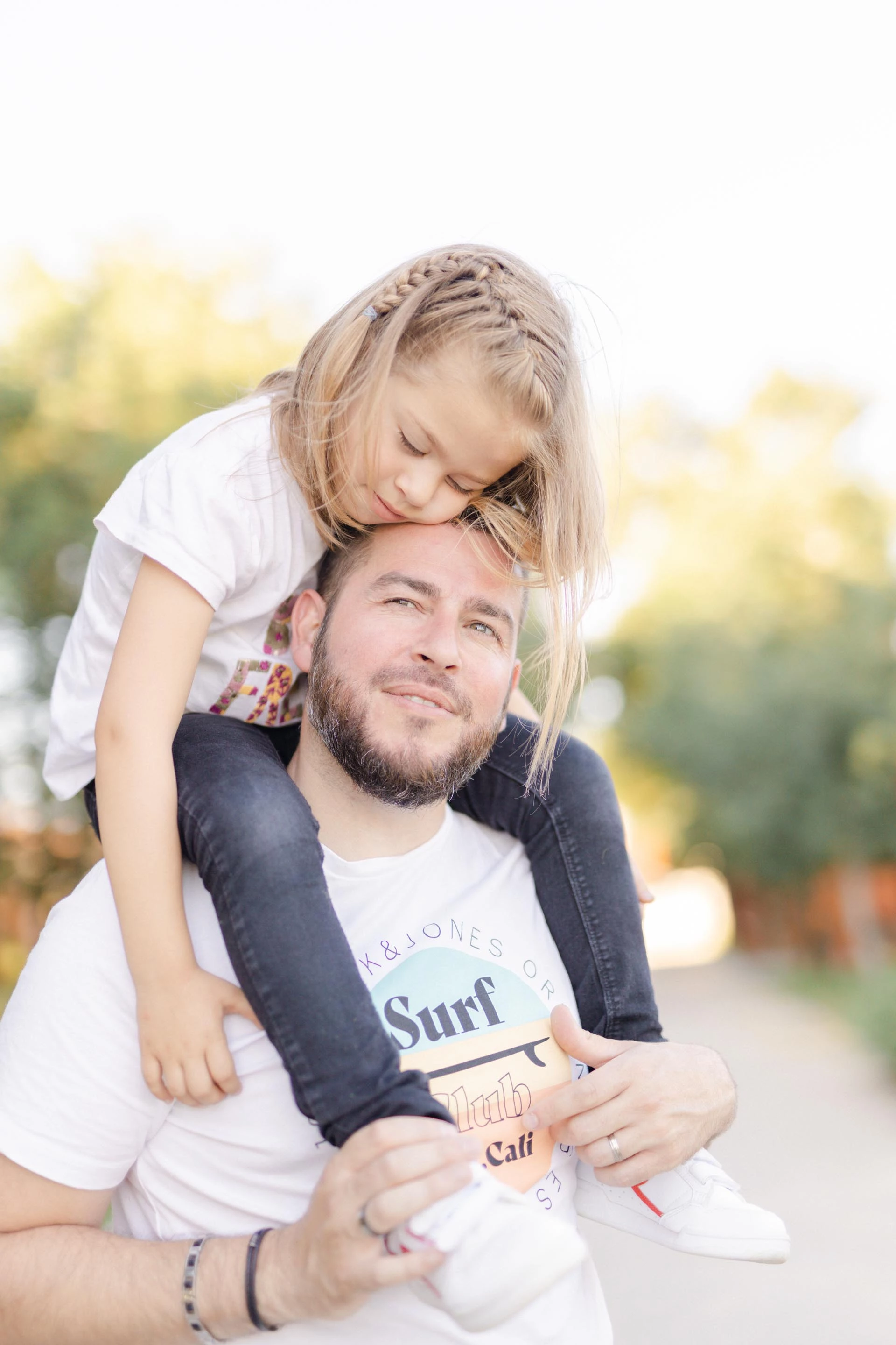 cheveux bonheur sourire main chemise